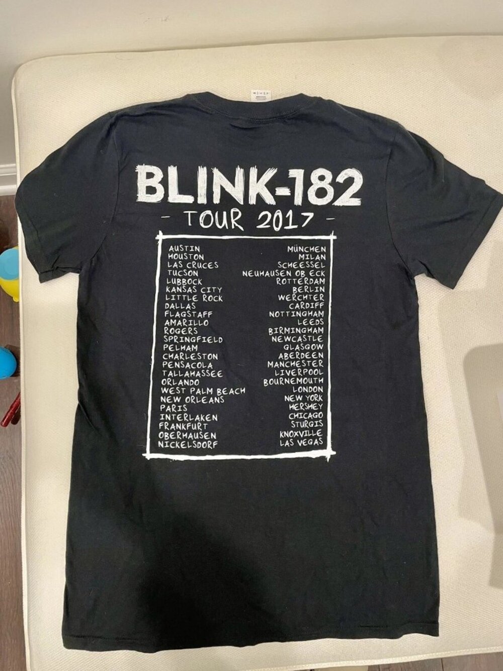 Blink 182 World Tour 2017 Mens Size Small Short Sleeve Rock Concert T-Shirt